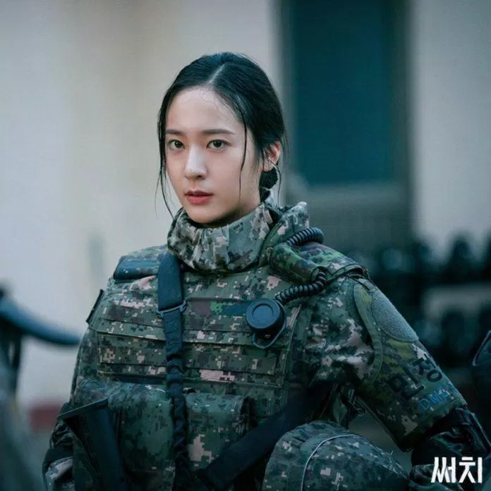 Krystal với tạo hình Son Ye Rim, một trung úy thông minh, là bộ não của đội đặc nhiệm. (Nguồn: Internet)