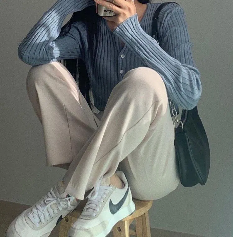 Quần âu phối cùng áo len tăm không phải là lựa chọn tồi chút nào (nguồn: Internet). Quần âu phối cùng áo len tăm không phải là lựa chọn tồi chút nào (nguồn: Internet).