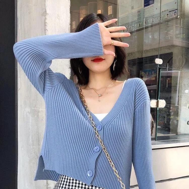 Áo dệt kim croptop là lựa chọn hoàn hảo cho các nàng khoe eo thon (nguồn: Internet).