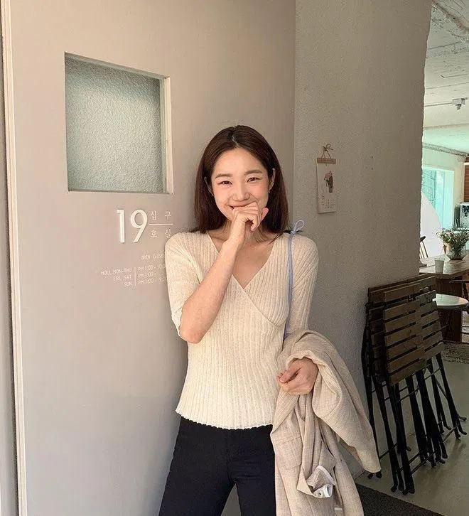 Áo len tăm kết hợp với quần skinny vẫn mang lại vẻ thanh lịch và trang nhã (nguồn: Internet).