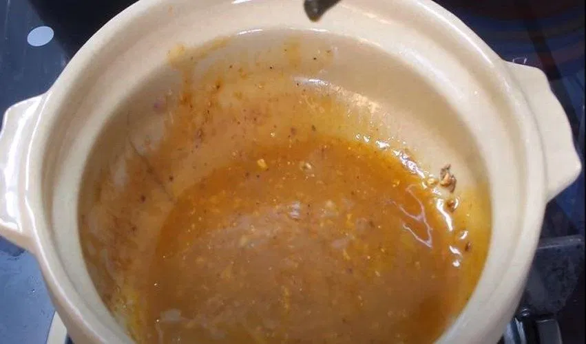 Nấu nước sốt ăn kèm (Nguồn: Món Ăn Ngon)