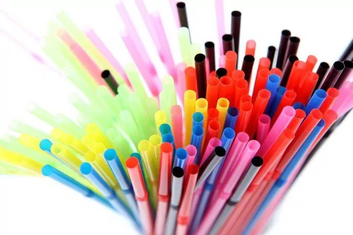 Sử dụng ống hút thường xuyên khiến bạn nhanh già (Ảnh: Internet)