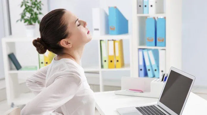 Sai tư thế đứng, ngồi có thể khiến bạn nhanh già hơn so với tuổi (Ảnh: Internet)