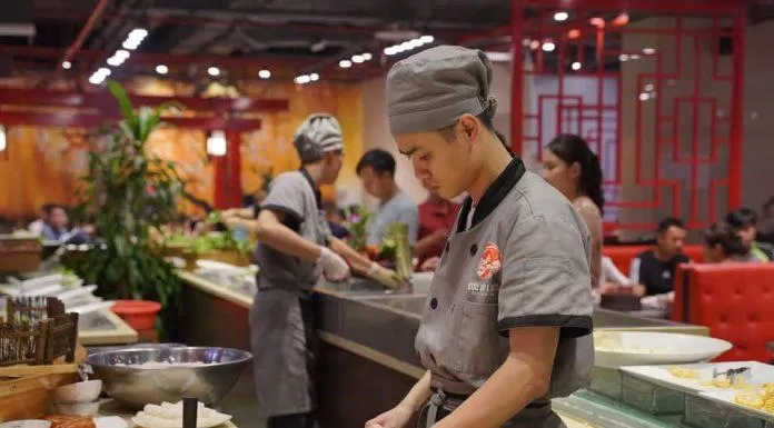 Nhà hàng Cửu Vân Long sở hữu đội ngũ nhân viên giàu kinh nghiệm và vô cùng chuyên nghiệp (ảnh: BlogAnChoi)