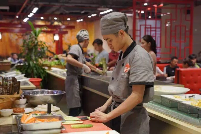 Nhà hàng Cửu Vân Long sở hữu đội ngũ nhân viên giàu kinh nghiệm và vô cùng chuyên nghiệp (ảnh: BlogAnChoi)