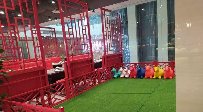 Nhà hàng có một khu vui chơi dành riêng cho trẻ em (ảnh: Internet)