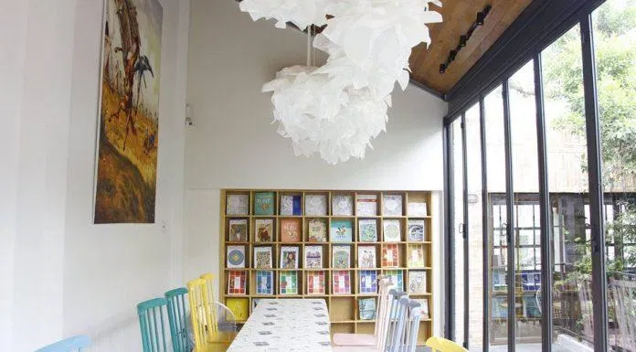 Quán có nhiều không gian cho bạn lựa chọn và trang trí nhiều đầu sách hay (Nguồn: FB Nhã Nam Book N’ Coffee)