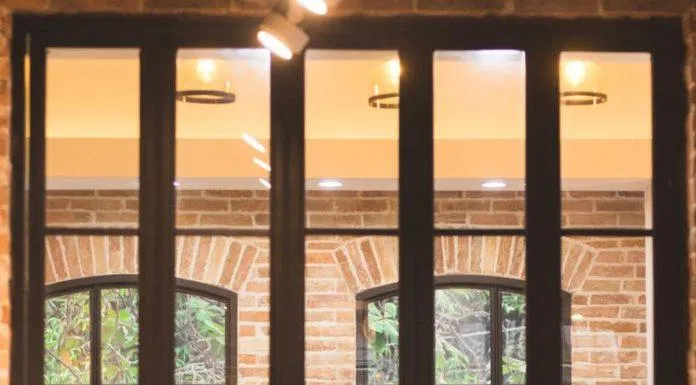 Những tấm kính trong suốt khiến bạn cảm thấy dễ chịu và yên ả (Nguồn: FB Nhã Nam Book N’ Coffee)
