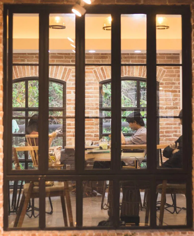 Những tấm kính trong suốt khiến bạn cảm thấy dễ chịu và yên ả (Nguồn: FB Nhã Nam Book N’ Coffee)