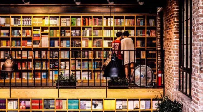 Sách được bố trí rất bắt mắt và dễ tìm (Nguồn: FB Nhã Nam Book N’ Coffee)