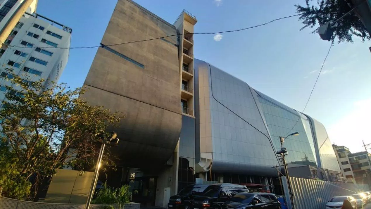 Tòa nhà mới nằm cạnh tòa nhà cũ trước đây (ảnh: internet) Tòa nhà mới nằm cạnh tòa nhà cũ trước đây (ảnh: internet)