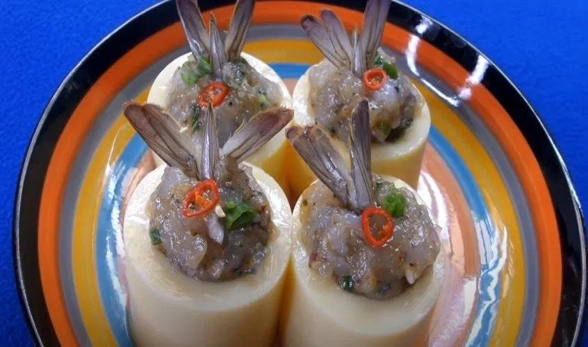 Nhồi tôm vào đậu hũ trứng và đem hấp chín 10 phút (Nguồn: Món Ăn Ngon)