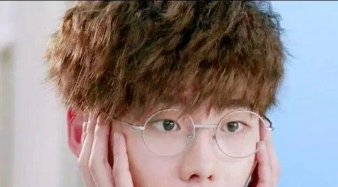 Khi trở về Nam Hàn thì lại thành chàng bác sĩ tưng tửng thế này? (Ảnh: Internet)
