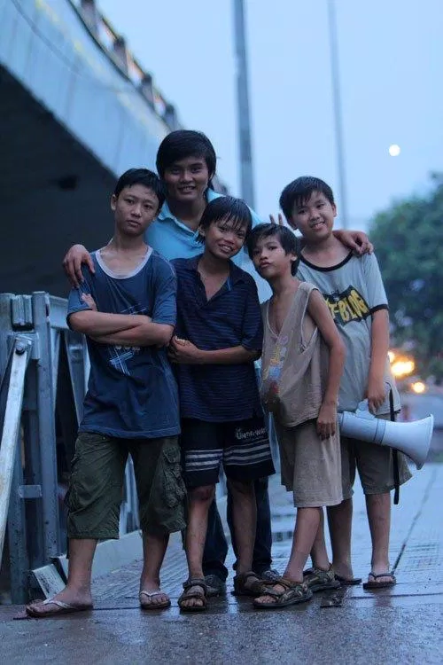 Đạo diễn Trần Thanh Huy và các diễn viên nhí trong phim ngắn 16:30 - tiền đề tạo nên phim Ròm.
