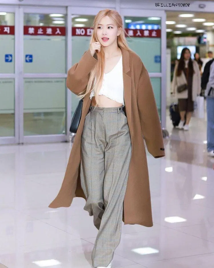 Quần âu chính là 1 trong những item được cô nàng Rosé (BLACKPINK) cực yêu thích (nguồn: Internet) Quần âu chính là 1 trong những item được cô nàng Rosé (BLACKPINK) cực yêu thích (nguồn: Internet)