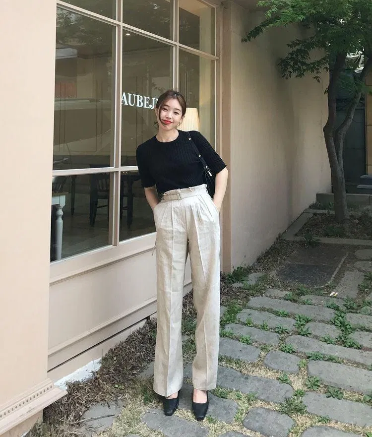 Chỉ cần mix với áo thun cơ bản, sơ vin gọn gàng đã giúp set đồ trở nên thanh lịch (nguồn: Internet). Chỉ cần mix với áo thun cơ bản, sơ vin gọn gàng đã giúp set đồ trở nên thanh lịch (nguồn: Internet).