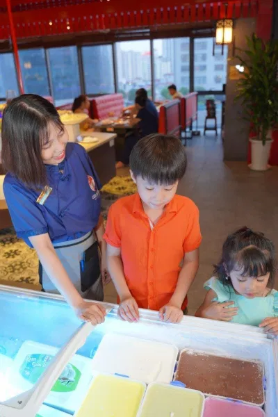 Quầy kem luôn có sức hút mãnh liệt với các bé yêu. (ảnh: Internet)