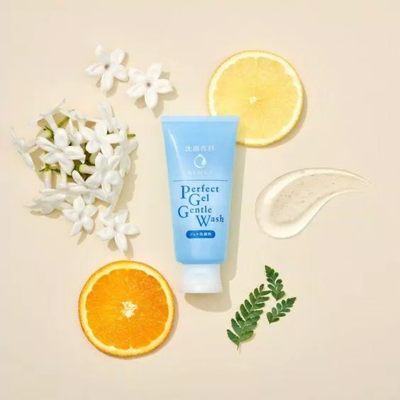Gel rửa mặt cho da nhạy cảm Senka Perfect Gentle Gel Wash có thành phần thiên nhiên làm sạch êm dịu và dưỡng sáng da. (Nguồn: Internet)