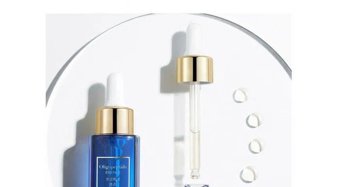 Serum phục hồi da Lucenbase Oligopeptide có kết cấu essence, hơi ngả vàng. (nguồn: Internet)