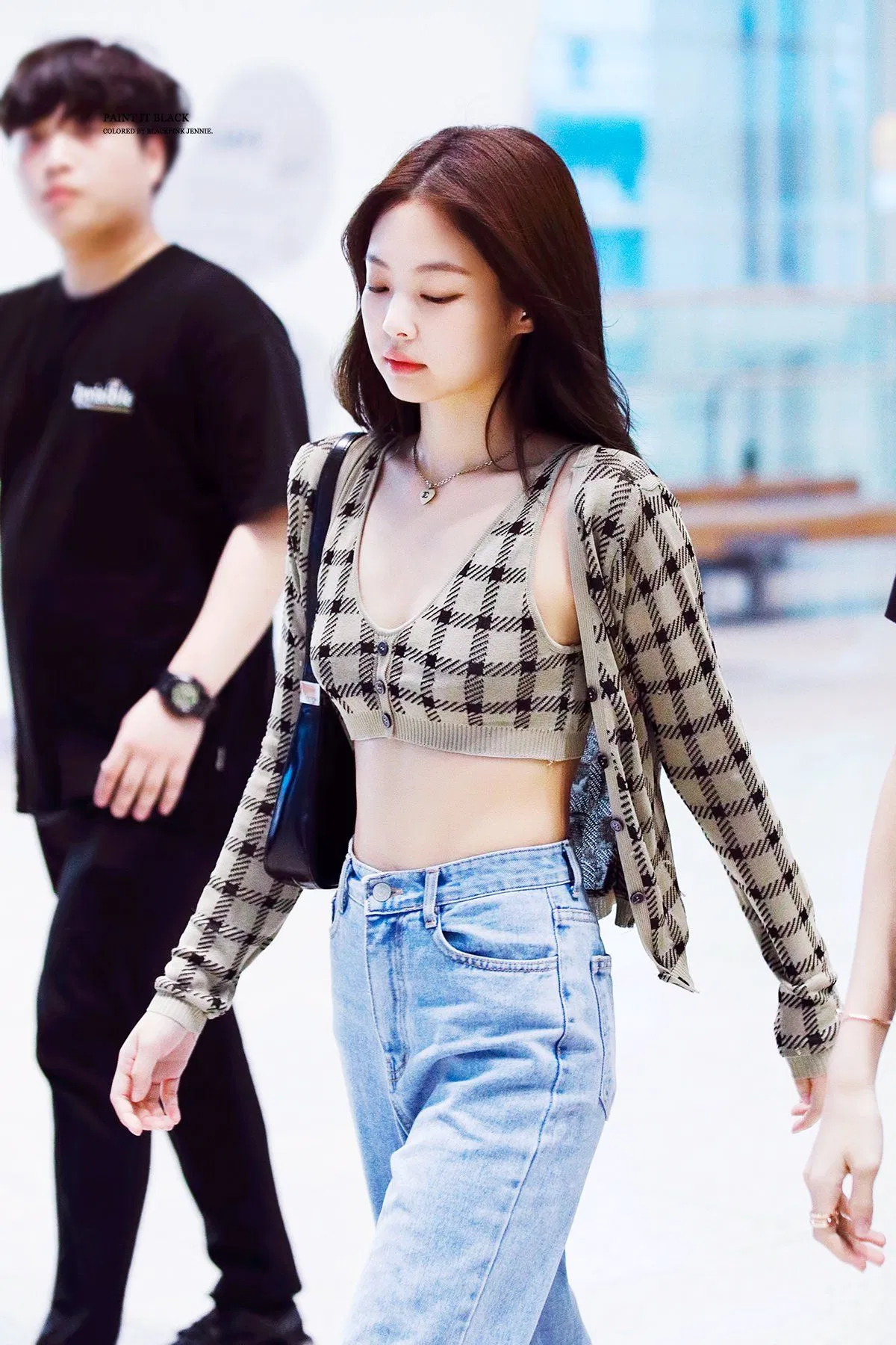 Mốt diện áo cardigan cùng do Jennie (BLACKPINK) diện đã tạo thành xu hướng cho mùa thu năm nay (nguồn: Internet). Mốt diện áo cardigan cùng do Jennie (BLACKPINK) diện đã tạo thành xu hướng cho mùa thu năm nay (nguồn: Internet).