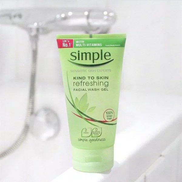 Gel rửa mặt Simple Kind To Skin Refreshing là sản phẩm làm sạch an toàn cho da nhạy cảm được khuyên dùng bởi nhiều bác sĩ da liễu. (Nguồn: Internet)