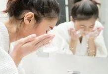Rửa mặt sạch là bước chăm sóc da cơ bản vào buổi sáng (Ảnh: Internet)