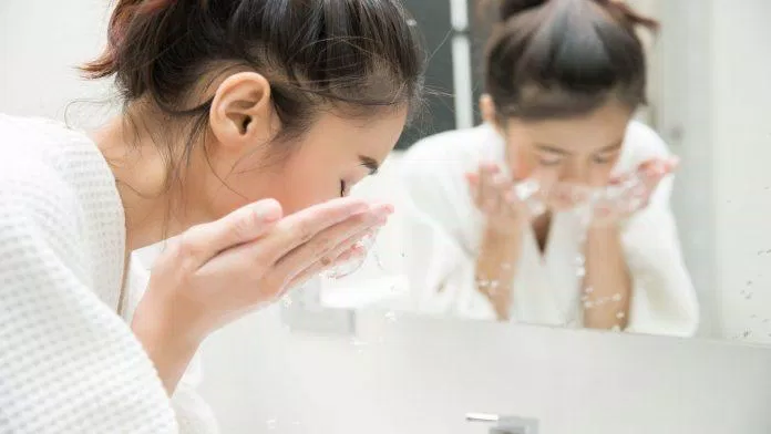 Rửa mặt sạch là bước chăm sóc da cơ bản vào buổi sáng (Ảnh: Internet)
