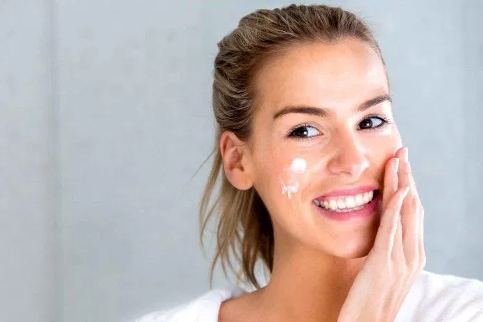 Bước skincare buổi sáng không thể thiếu đó là chống nắng (Ảnh: Internet)