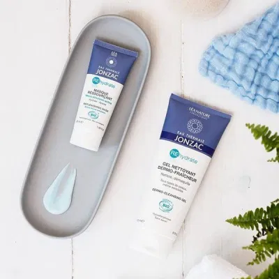 Tuýp sữa rửa mặt Dermo Cleansing Gel được thiết kế theo tông xanh trắng theo màu chủ đạo của thương hiệu (Nguồn: Internet).