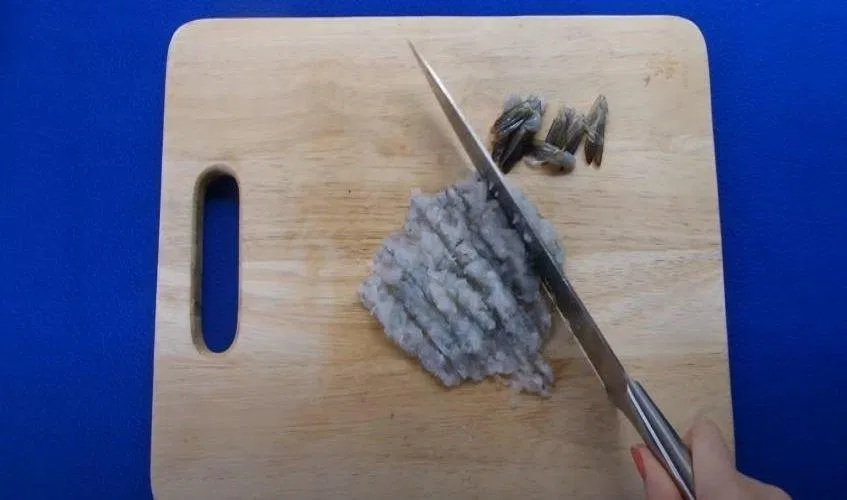 Tôm làm sạch, băm nhỏ (Nguồn: Món Ăn Ngon)