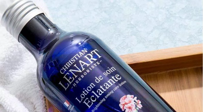 Toner hoa phong lữ và hoa cúc bất tử Christian Lenart có thiết kế chai màu xanh dương giúp bảo vệ sản phẩm khỏi tia UV. (nguồn: Internet)