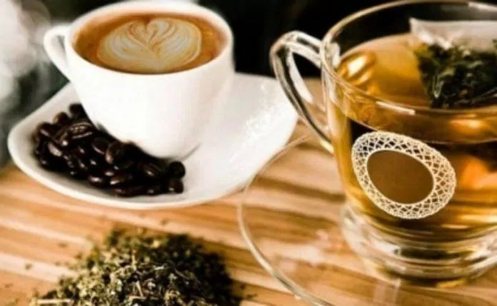 Cafeine trong trà và cà phê sẽ khiến môi bị thâm nếu sử dụng không đúng cách (Nguồn: Internet)