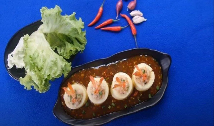 Trình bày đậu hũ trứng hấp tôm, rưới nước sốt lên và ăn kèm cơm nóng (Nguồn: Món Ăn Ngon)