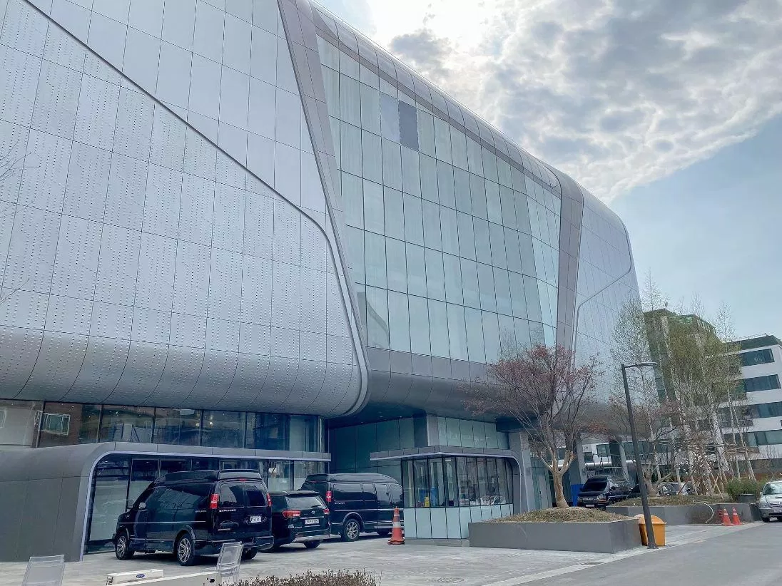 Bên ngoài tòa nhà (ảnh: internet) Bên ngoài tòa nhà (ảnh: internet)