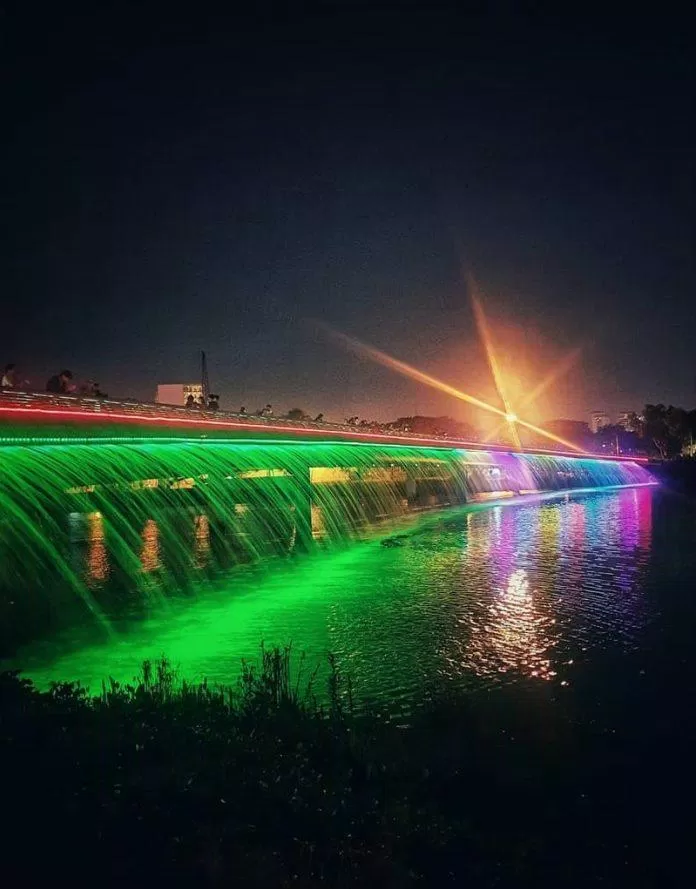 Cầu Ánh Sao phun nước nhiều màu sắc vào ban đêm (Nguồn: Internet)