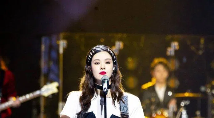 ... đến chơi guitar đều không làm khó được chị (Ảnh: Internet)