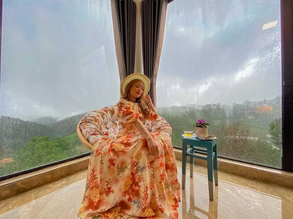 View cửa kính nhìn từ trên cao xuống cực đẹp tại The Kupid Hill Homestay ( nguồn: Internet )