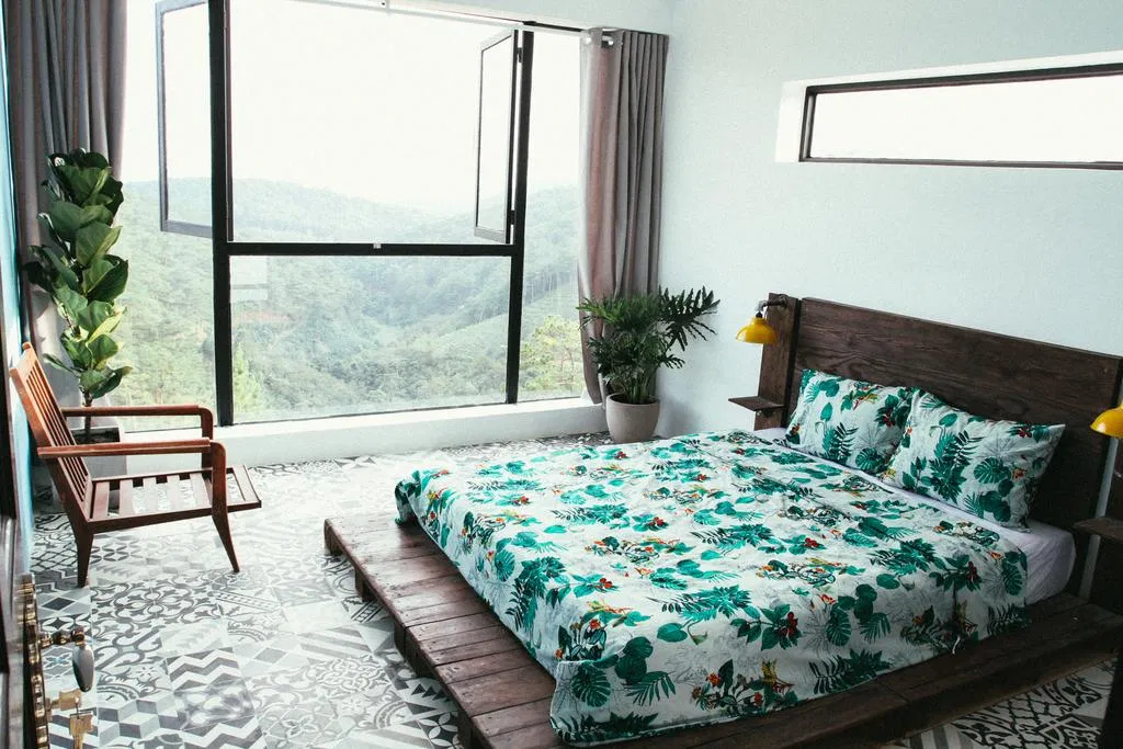View phòng ngủ nhìn ra đồi thông tại The Kupid Hill Homestay ( nguồn: Internet )