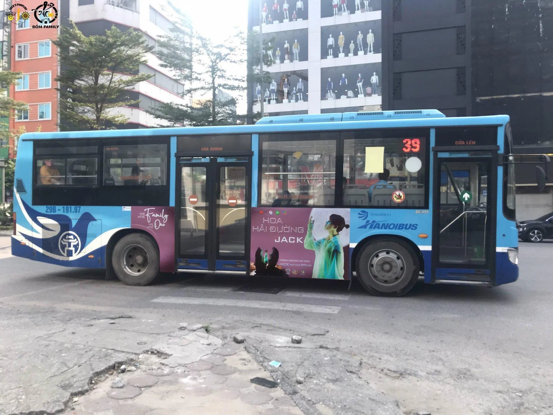 Xe buýt tuyên truyền cho MV mới của Jack (Nguồn: