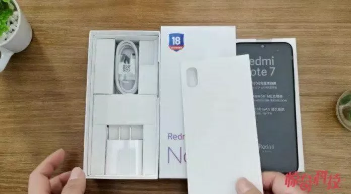 Hộp phu kiện của Xiaomi Redmi Note 7