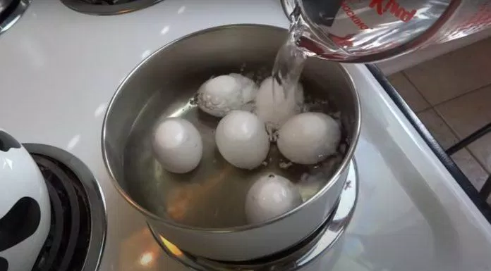 Luộc trứng trong nồi ngập nước giúp bề mặt trứng chín đều. (Nguồn: Kênh YouTube yoyomax12 - the diet free zone)