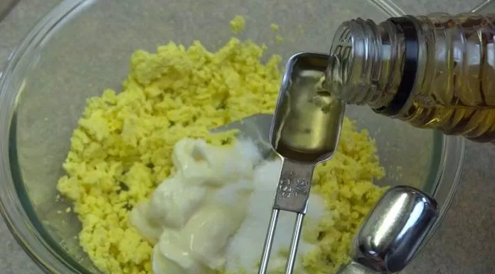 Thêm sốt mayonnaise, đường, muối và giấm táo vào lòng đỏ trứng. (Nguồn: Kênh YouTube yoyomax12 - the diet free zone)
