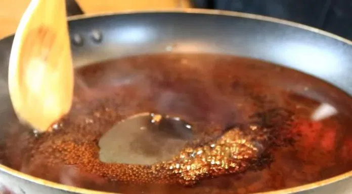 Liên tục khuấy đều nước sốt trên chảo nóng. (Nguồn: Kênh Youtube TheCooknShare)