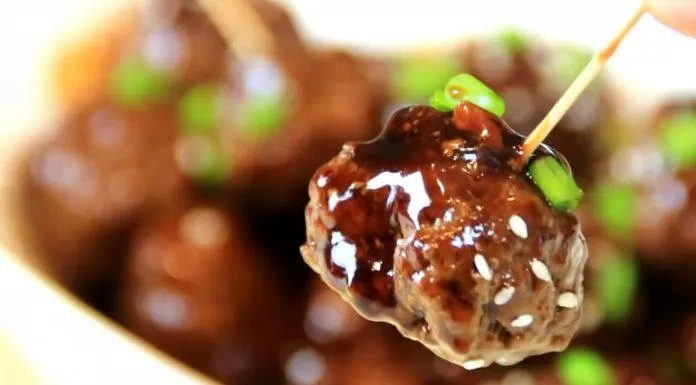Dùng thịt viên như một món ăn vặt hay bữa cơm chính đều rất ngon. (Nguồn: Kênh Youtube TheCooknShare)