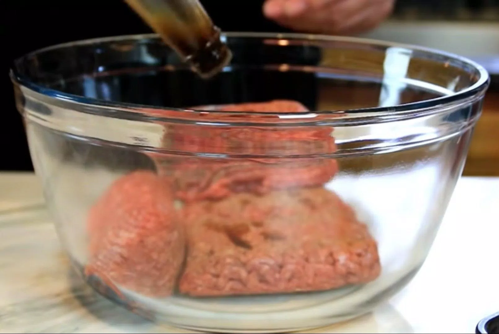 Thêm nước tương ướp thịt. (Nguồn: TheCooknShare) Thêm nước tương ướp thịt. (Nguồn: TheCooknShare)