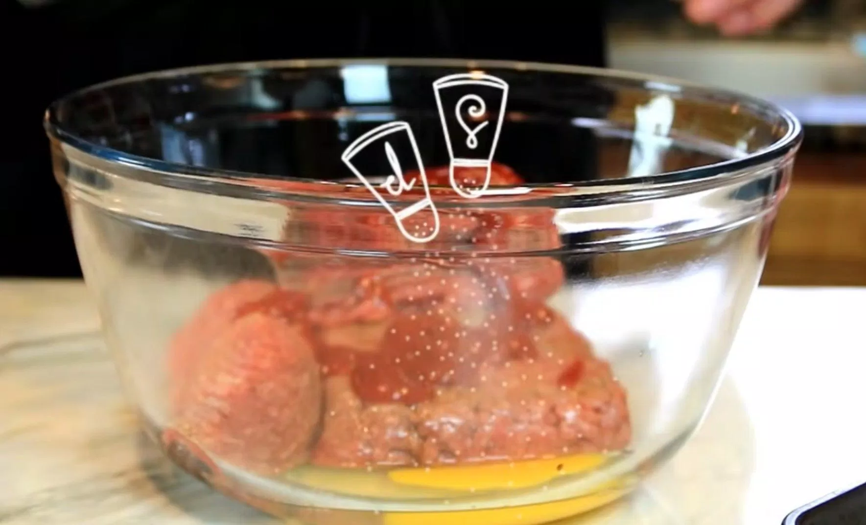 Thêm muối và tiêu xay. (Nguồn: Kênh YouTube TheCooknShare) Thêm muối và tiêu xay. (Nguồn: Kênh YouTube TheCooknShare)