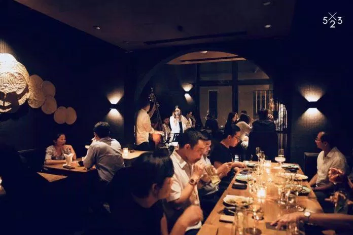 Hé lộ 5 quán bar yên tĩnh giữa trung tâm Sài Gòn 52 3 Kitchen Bar Drinking Healing inthe MOOD quán bar Hồ Chí Minh quán bar Sài Gòn quán bar yên tĩnh giữa trung tâm Sài Gòn quán bar yên tĩnh trung tâm sài gòn Rabbit Hole Sài Gòn Sake Central Saigon thông tin