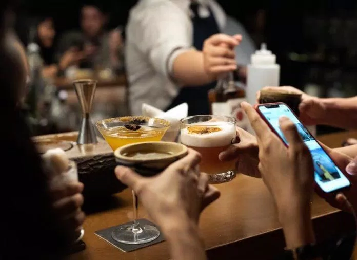 Các bartender rất tài tình trong việc kết hợp các thành phần khác nhau với rượu để có thể tạo ra những ly nước truyền tải đúng thông điệp, mùi vị của từng loại cocktail. (Ảnh: Internet)