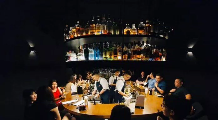 Quầy bar độc đáo hình chữ U là nơi hoàn hảo để thưởng thức những ly cocktail. (Ảnh: Internet)