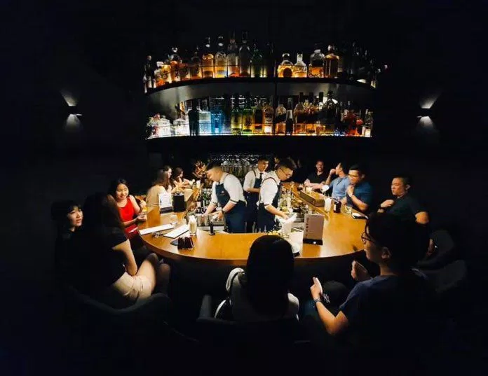 Quầy bar độc đáo hình chữ U là nơi hoàn hảo để thưởng thức những ly cocktail. (Ảnh: Internet)